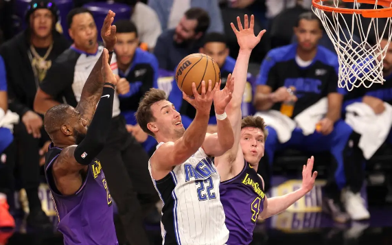 詹姆斯31+10+7浓眉39+9 小瓦格纳准绝杀湖人118-119负魔术