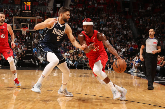 巴特勒33+9+6 热巴19+10 欧文27+6 热火加时终结独行侠4连胜 巴特勒33+9+6 热巴19+10 欧文27+6 热火加时终结独行侠4连胜