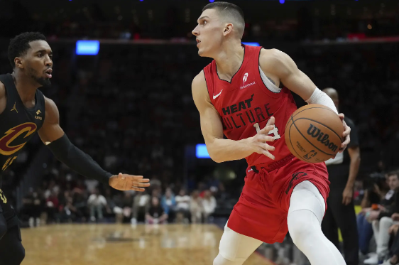 希罗34+6+7 邓罗23分 小莫布里伤退 热火终结骑士4连胜 希罗34+6+7 邓罗23分 小莫布里伤退 热火终结骑士4连胜