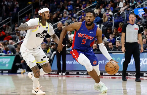 塞克斯顿30+6+7 马卡27+14 CC33+7 爵士力克活塞止3连败 塞克斯顿30+6+7 马卡27+14 CC33+7 爵士力克活塞止3连败