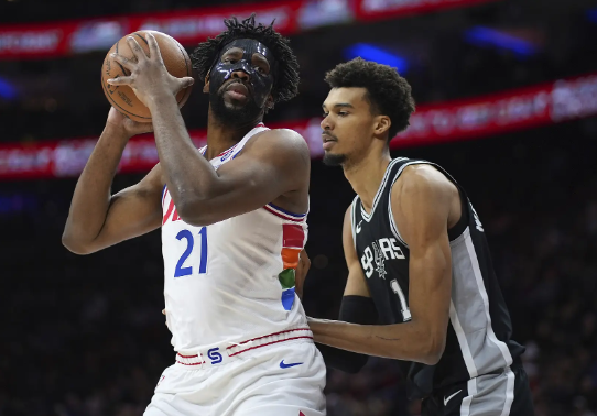 马克西32+10+8 文班26分8帽 恩比德2T遭驱逐 76人力克马刺 马克西32+10+8 文班26分8帽 恩比德2T遭驱逐 76人力克马刺