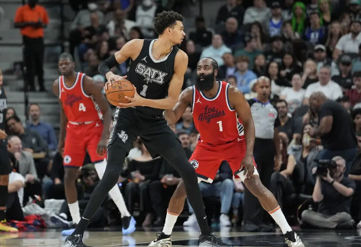 快船背靠背86-122惨败马刺 哈登17分5失误 文班27+9