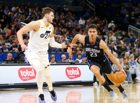 塞克斯顿20分 森萨博27分 爵士5人上双击败残阵魔术 塞克斯顿20分 森萨博27分 爵士5人上双击败残阵魔术