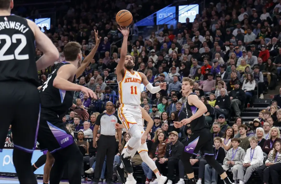 特雷-杨后场压哨三分绝杀+24分20助 马卡35分 老鹰力克爵士 特雷-杨后场压哨三分绝杀+24分20助 马卡35分 老鹰力克爵士