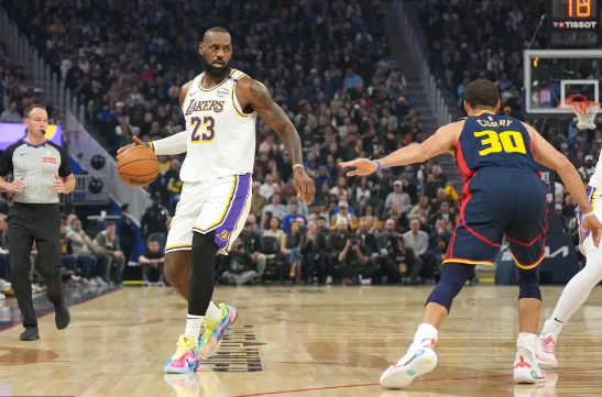 浓眉36+13 詹姆斯25+5+12 库里下半场0分!湖人双杀勇士 浓眉36+13 詹姆斯25+5+12 库里下半场0分!湖人双杀勇士