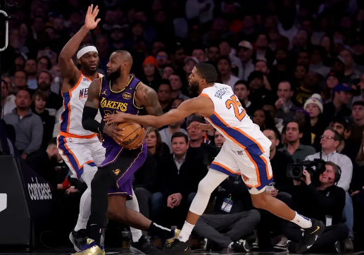 詹姆斯33+11+12 里夫斯27分 布朗尼2分 湖人攻下麦迪逊 詹姆斯33+11+12 里夫斯27分 布朗尼2分 湖人攻下麦迪逊