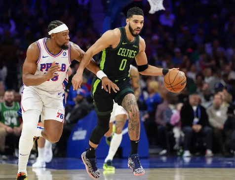 塔图姆35+7+11 杰伦-布朗21+10 马克西34+6 绿军26分逆转76人 塔图姆35+7+11 杰伦-布朗21+10 马克西34+6 绿军26分逆转76人