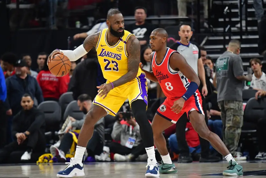 詹姆斯26+8+9 布朗尼3分1助 登卡合计23中6 湖人25分大胜快船 詹姆斯26+8+9 布朗尼3分1助 登卡合计23中6 湖人25分大胜快船