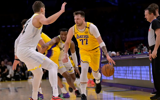 东契奇首秀14分老詹24+8 湖人132-113大胜爵士取6连胜 东契奇首秀14分老詹24+8 湖人132-113大胜爵士取6连胜