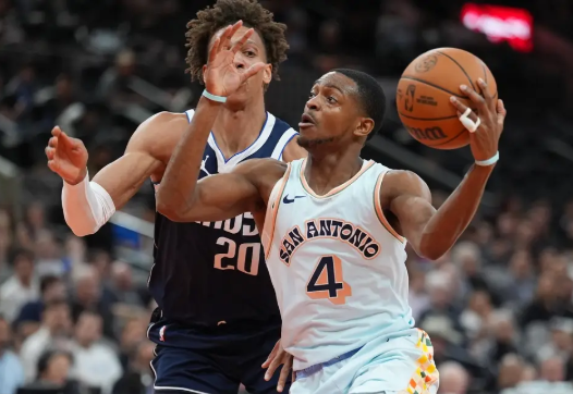 福克斯32+9+11 瓦塞尔16+10+6 马刺复仇独行侠止3连败 福克斯32+9+11 瓦塞尔16+10+6 马刺复仇独行侠止3连败