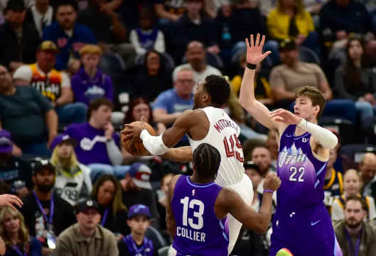 米切尔21分钟16分 加兰12+7 骑士轻取爵士止4连败 米切尔21分钟16分 加兰12+7 骑士轻取爵士止4连败