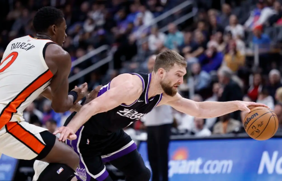 德罗赞37分 拉文43分 小萨三双 康宁汉姆35+5 国王力克活塞 德罗赞37分 拉文43分 小萨三双 康宁汉姆35+5 国王力克活塞