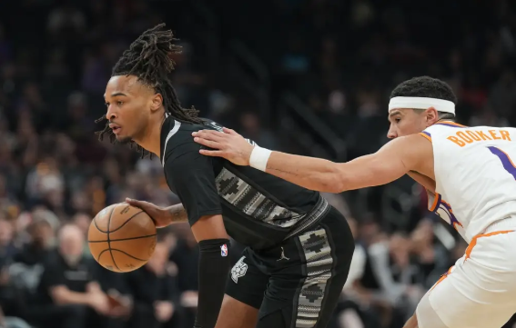 布克18+5 比尔21+6 邓恩26+11 太阳大胜马刺结束8连败 布克18+5 比尔21+6 邓恩26+11 太阳大胜马刺结束8连败