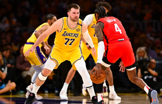 东契奇39+8+7 白魔生涯新高34分 湖人轻取残阵火箭锁西部第3 东契奇39+8+7 白魔生涯新高34分 湖人轻取残阵火箭锁西部第3