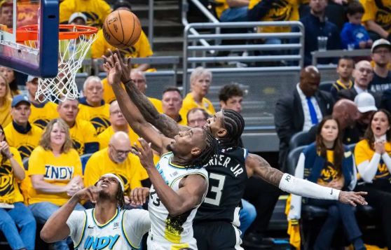 西亚卡姆25+7 字母哥36+12 步行者6人上双击退雄鹿先下一城 西亚卡姆25+7 字母哥36+12 步行者6人上双击退雄鹿先下一城