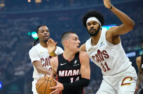 米切尔30+6+6 希罗33+6 小米切尔末节14分 骑士胜热火2-0领先 米切尔30+6+6 希罗33+6 小米切尔末节14分 骑士胜热火2-0领先