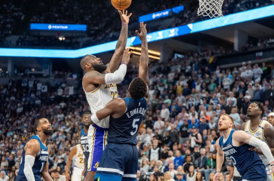 爱德华兹43分 东&詹合计空砍65分 湖人1-3被夺赛点命悬一线 爱德华兹43分 东&詹合计空砍65分 湖人1-3被夺赛点命悬一线